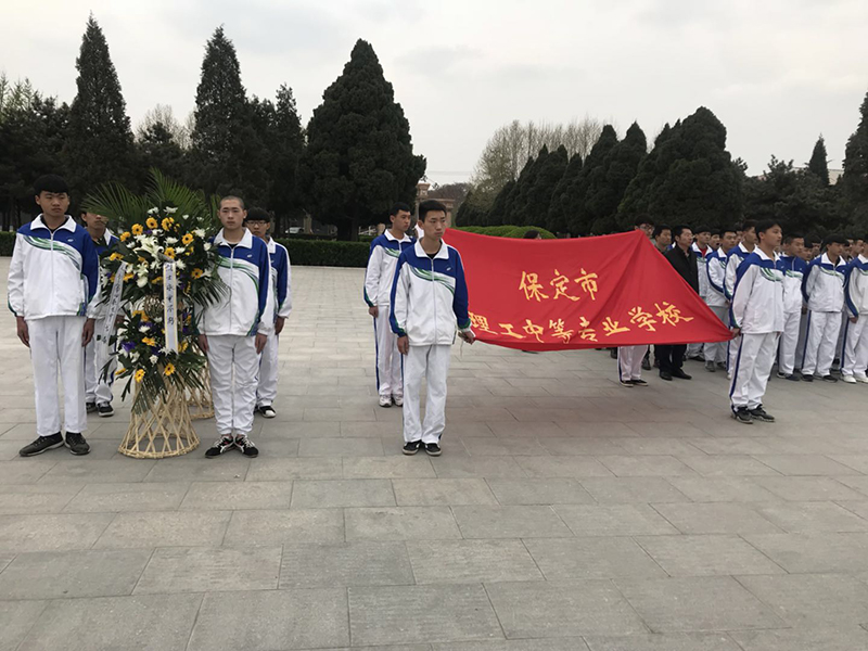 清明感恩綢未雨，四月飄雪慰英靈